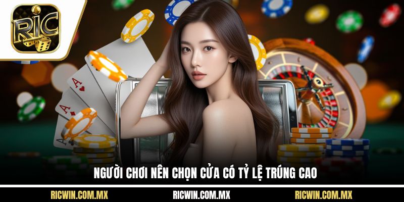 Người chơi nên chọn cửa có tỷ lệ trúng cao